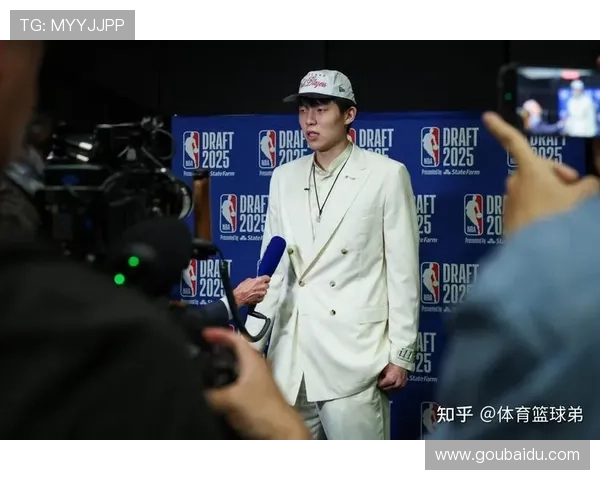 杨瀚森自评试训得分70 已与独行侠面试谈未来发展 杨瀚森自评试训得分70 已与独行侠面试谈未来发展